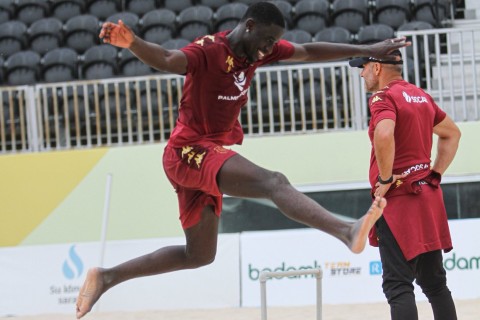 "Neftçi" qum üzərində məşq edib, futvolley oynayıb - FOTO