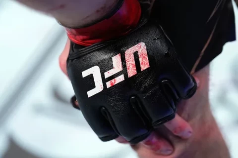 Легенду UFC отправили в больницу после аварии на гоночной трассе