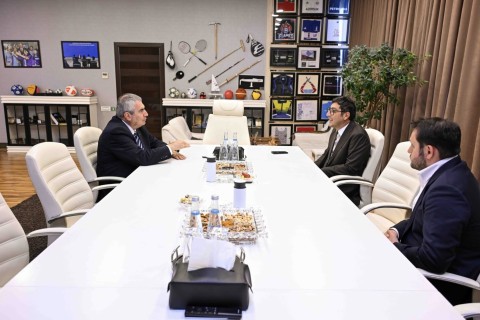 Farid Gayibov meets with President of International Archery Federation - PHOTO