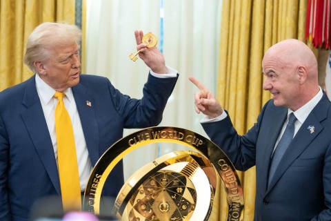 FIFA prezidenti: "Tramp futbolu sevir"