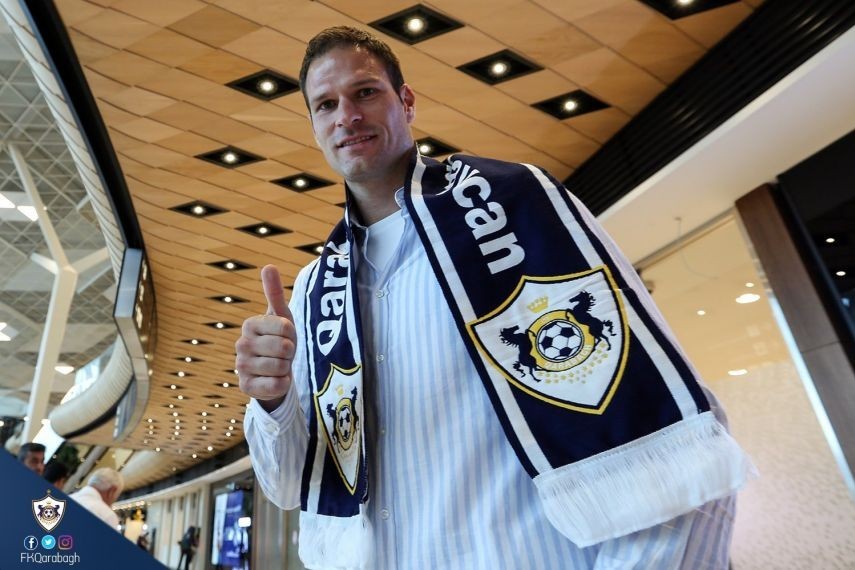 Asmir Begovic in talks to join Leicester City