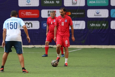 Veteran futbolçular və jurnalistlər arasında yoldaşlıq oyunu - FOTO