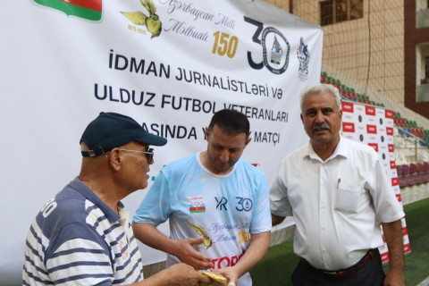 Veteran futbolçular və jurnalistlər arasında yoldaşlıq oyunu - FOTO