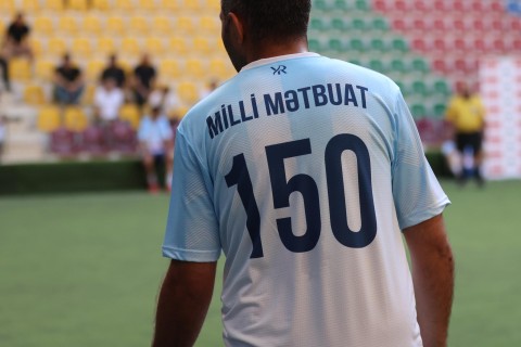 Veteran futbolçular və jurnalistlər arasında yoldaşlıq oyunu - FOTO