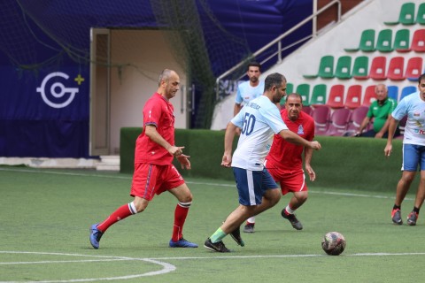 Veteran futbolçular və jurnalistlər arasında yoldaşlıq oyunu - FOTO