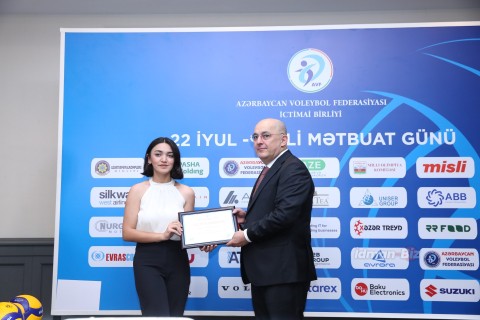 Azərbaycan Voleybol Federasiyası "İdman.biz"i təltif edib - FOTO