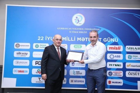 Azərbaycan Voleybol Federasiyası "İdman.biz"i təltif edib - FOTO