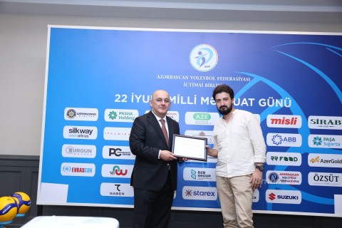 Azərbaycan Voleybol Federasiyası "İdman.biz"i təltif edib - FOTO