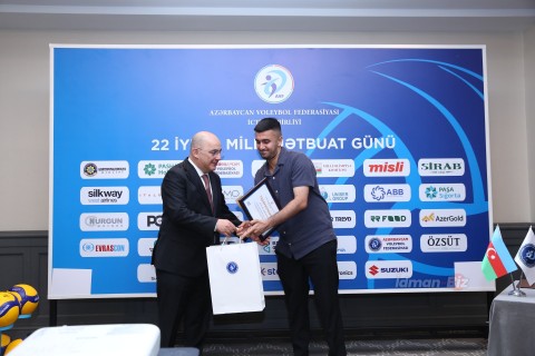 Azərbaycan Voleybol Federasiyası "İdman.biz"i təltif edib - FOTO