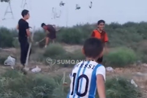 Sumqayıtda uşaqlar futbol oynamaq üçün özləri stadion düzəltməyə başlayıblar - VİDEO