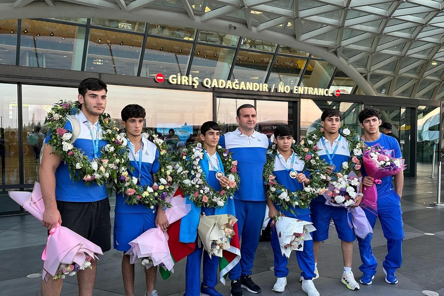 EYOF-da 10 medal qazanan Azərbaycan komandası Bakıya qayıdıb - FOTO