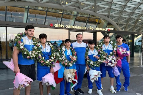 EYOF-da 10 medal qazanan Azərbaycan komandası Bakıya qayıdıb - FOTO
