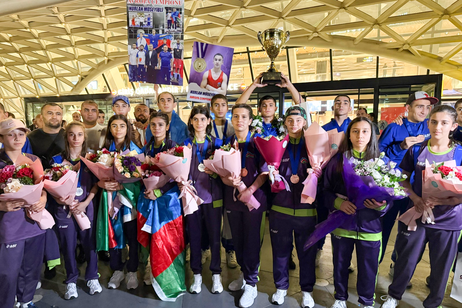 Avropa birinciliyində rekord vuran Azərbaycan millisi Vətənə qayıdıb