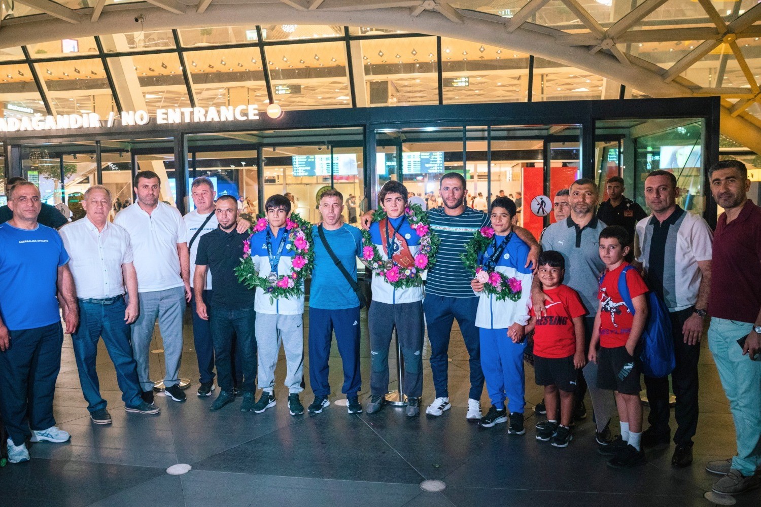 Dünya çempionatında 1 dəst medal qazanan güləşçilərimiz Vətənə dönüblər - FOTO