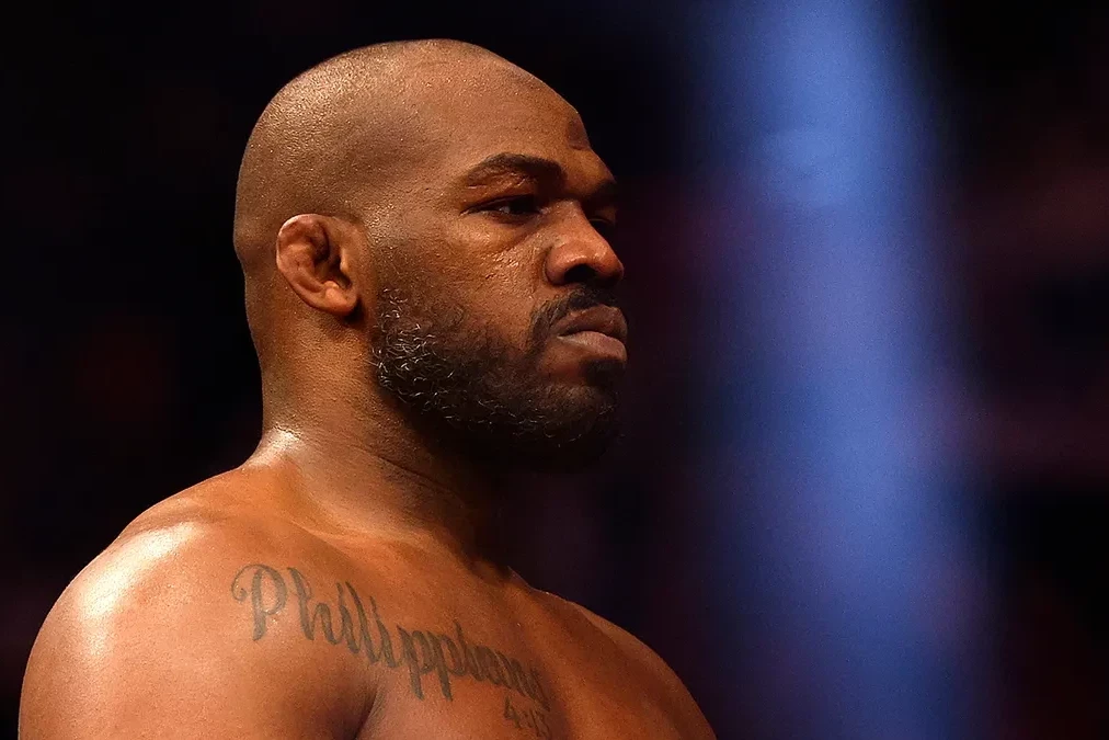 Легенде UFC подарили айфон из чистого золота