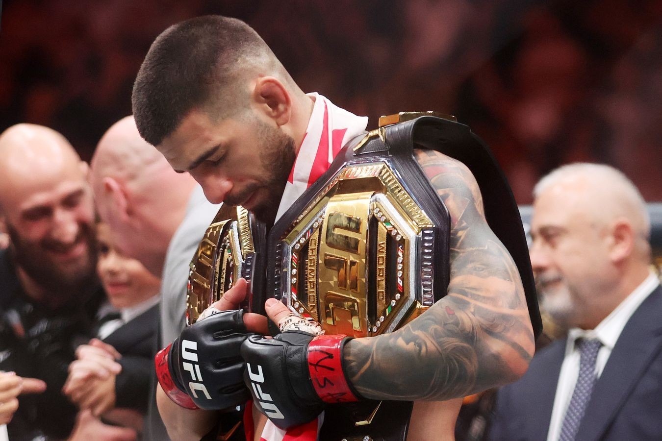 50 тысяч человек спели песню, под которую Топурия выходит на поединки в UFC - ВИДЕО