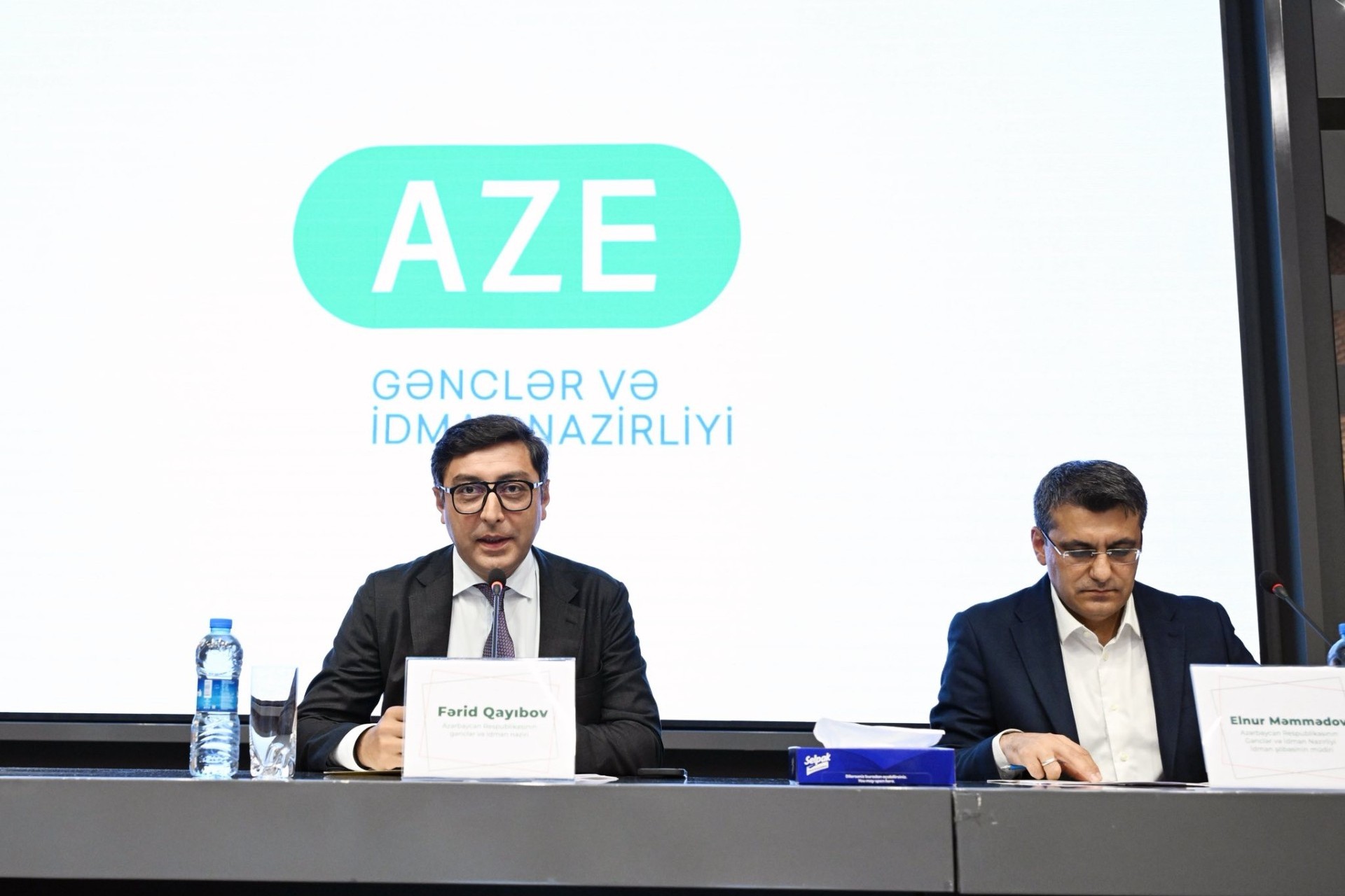Fərid Qayıbov beynəlxalq yarışlarda yüksək nəticələr əldə edən idmançılarla görüşüb - FOTO