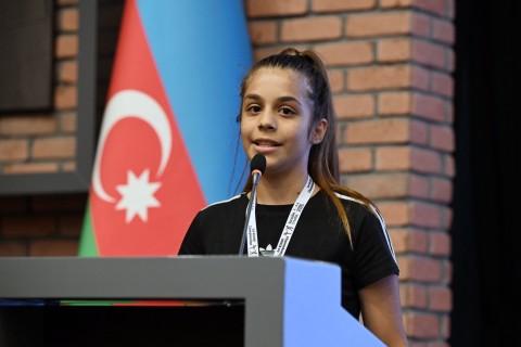 Fərid Qayıbov beynəlxalq yarışlarda yüksək nəticələr əldə edən idmançılarla görüşüb - FOTO