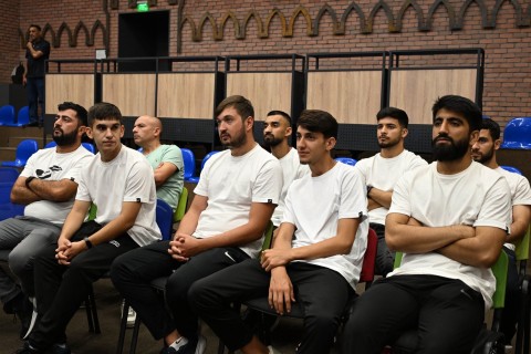 Fərid Qayıbov beynəlxalq yarışlarda yüksək nəticələr əldə edən idmançılarla görüşüb - FOTO