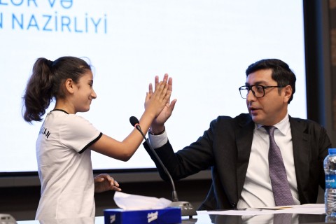 Fərid Qayıbov beynəlxalq yarışlarda yüksək nəticələr əldə edən idmançılarla görüşüb - FOTO