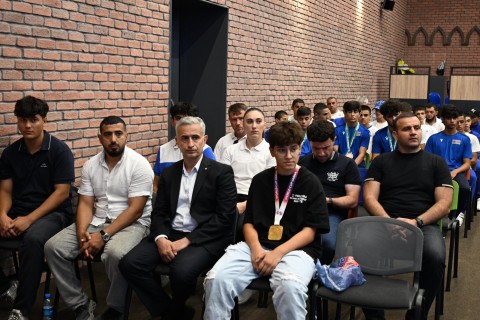 Fərid Qayıbov beynəlxalq yarışlarda yüksək nəticələr əldə edən idmançılarla görüşüb - FOTO