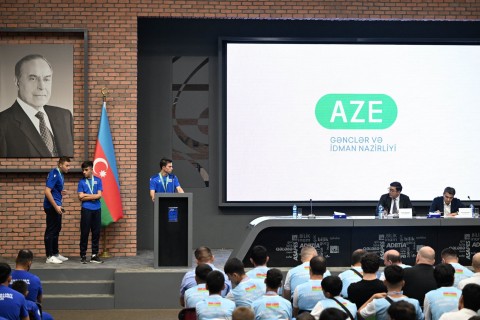 Fərid Qayıbov beynəlxalq yarışlarda yüksək nəticələr əldə edən idmançılarla görüşüb - FOTO