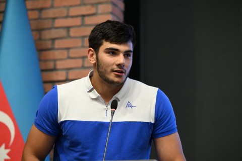Fərid Qayıbov beynəlxalq yarışlarda yüksək nəticələr əldə edən idmançılarla görüşüb - FOTO