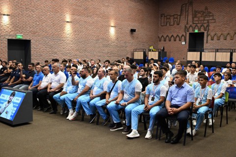 Fərid Qayıbov beynəlxalq yarışlarda yüksək nəticələr əldə edən idmançılarla görüşüb - FOTO