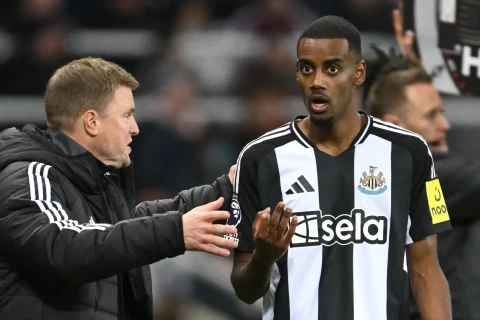 Eddie Howe: “Isak must earn right to train with Newcastle”