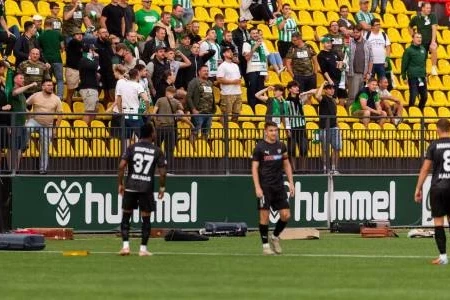 Фанаты литовского клуба забросали тренера чемоданами — ВИДЕО