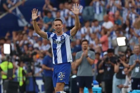 Porto pulls off secretive Luuk de Jong transfer