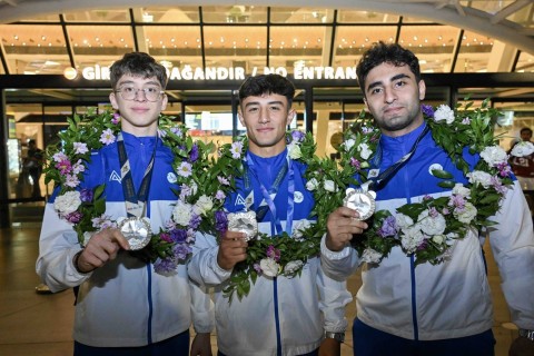 Dünya Oyunlarında uğurlu çıxış edən gimnastlarımız Vətənə qayıdıblar - FOTO