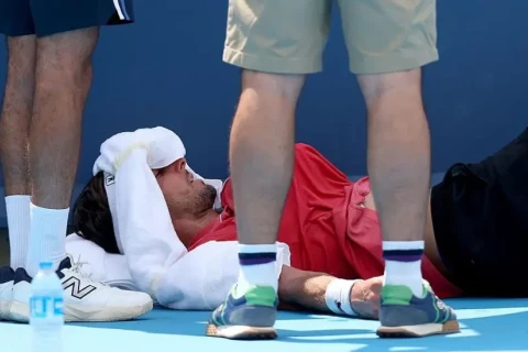 Rinderknech collapses in Cincinnati heat, retires against Auger-Aliassime