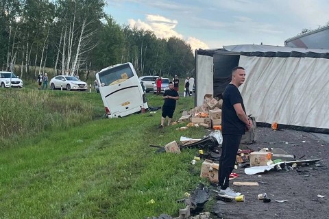 Komanda avtobusda qəzaya düşüb, yaralanan var
