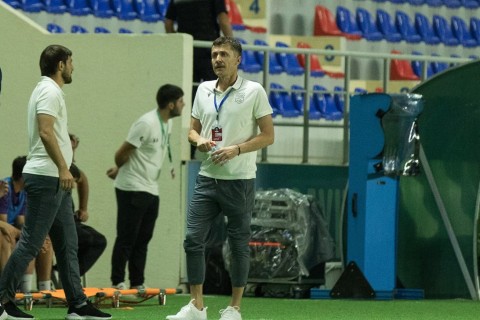 Дебюты двух иностранных тренеров в Премьер-лиге Мисли: один победил, другой проиграл