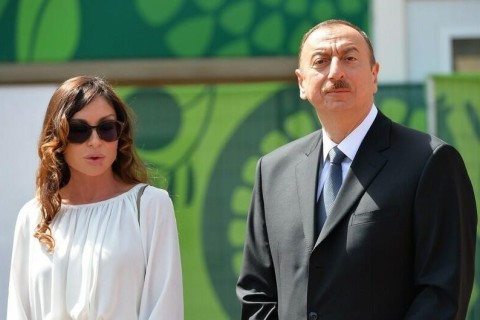 Prezident İlham Əliyev və birinci xanım Mehriban Əliyeva Gəncə şəhər stadionunda tikinti işlərinin gedişi ilə tanış olublar