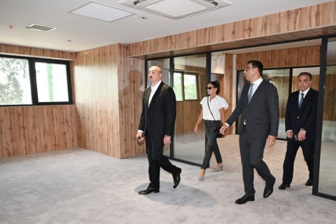 Prezident İlham Əliyev və birinci xanım Mehriban Əliyeva Gəncə şəhər stadionunda tikinti işlərinin gedişi ilə tanış olublar - YENİLƏNİB/FOTO