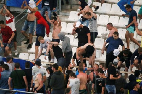 Azarkeşlər qol vuran futbolçunu döyərək KOMAYA SALIBLAR