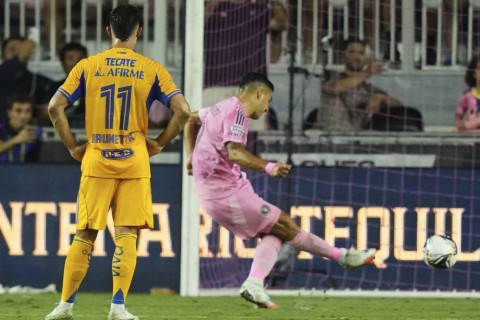 Lionel Messi oynamasa da, komandası yarımfinala çıxıb