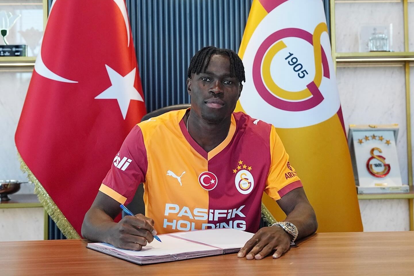 "Qalatasaray" Sinqonun transferini rəsmiləşdirib