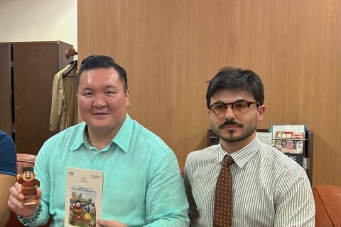 Legendary sumo wrestler Hakuho Sho meets officials ahead of 2026 World Championship - PHOTO