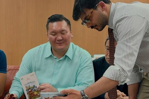 Legendary sumo wrestler Hakuho Sho meets officials ahead of 2026 World Championship - PHOTO