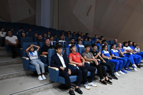 Fərid Qayıbov uğur qazanmış idmançılar və onların məşqçiləri ilə görüşüb - FOTO