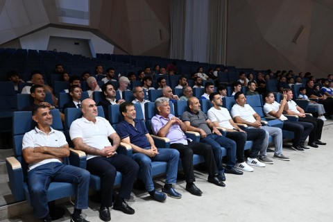 Fərid Qayıbov uğur qazanmış idmançılar və onların məşqçiləri ilə görüşüb - FOTO