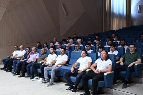 Fərid Qayıbov uğur qazanmış idmançılar və onların məşqçiləri ilə görüşüb - FOTO