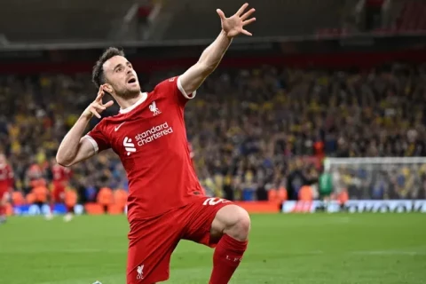 Сборная Португалии представила памятник в честь погибшего футболиста - ФОТО