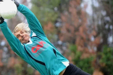 82 yaşlı qapıçı yenidən futbola qayıtmaq istəyir