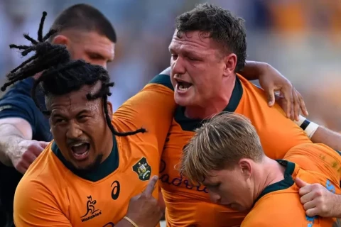 Angus Bell secures last-minute victory as Australia edge Argentina 28-24