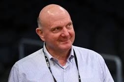 Məşhur yazar NBA klubunun sahibini axmaq adlandırıb