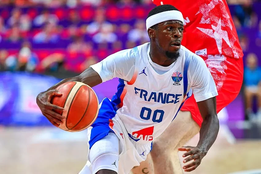 Fransalı basketbolçu oyundan sonra üç minədək irqçi mesaj alıb